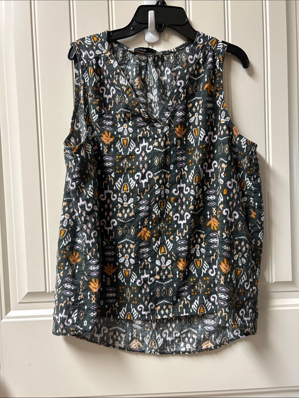 Sonoma Dark Green Printed Sleeveless V-Neck Tank with Gold Accents